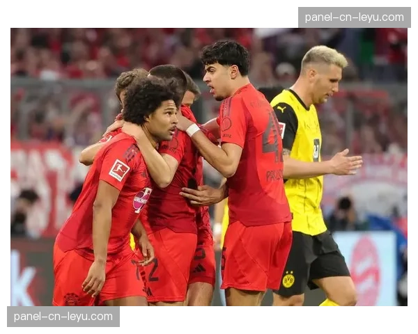 特写:在德国国家德比打入绝杀后,拜仁小将特尔冲向看台与球迷庆祝 特写:在德国国家德比打入绝杀后,拜仁小将特尔冲向看台与球迷庆祝