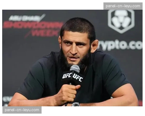 UFC格斗之夜：奇马耶夫首回合裸绞降服霍兰德，豪取十连胜